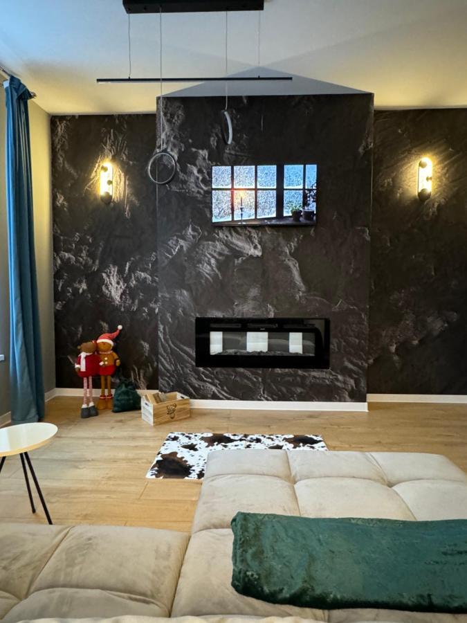Lv Luxury Apart - One Minute Away From Train Station Predeal Exterior photo